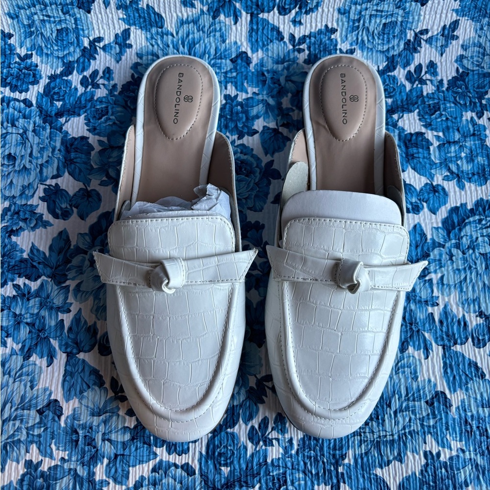 NWT white Bandolino Dumia3 faux croc mule slides